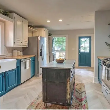 Midtown Masterpiece Whot Tub, Pets By Hvnlyhomes